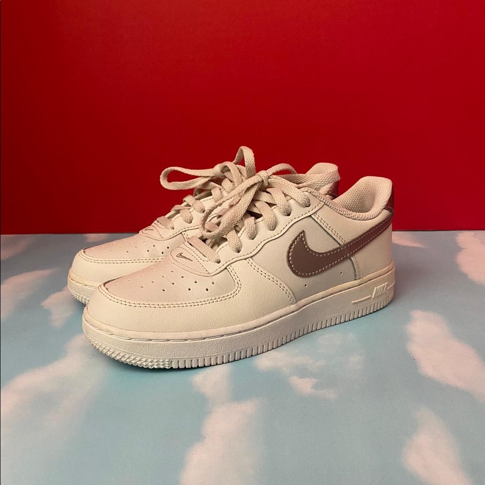 Basket mode Nike Air Force 1 06’.